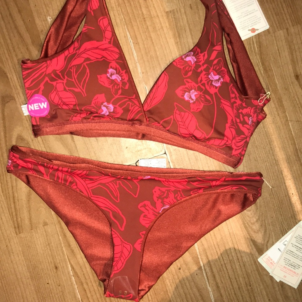 NWT🍁🍁🌷 MAAJI REVERSE SET RED LARGE